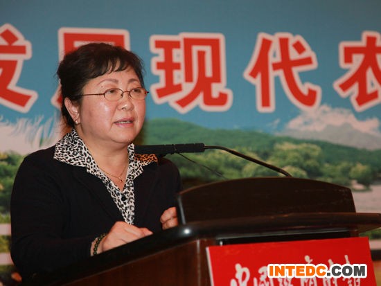 “第四届中国经济前瞻论坛”于2012年12月29日在北京召开。上图为中国羽绒工业协会理事长姚小蔓。(图片来源:新浪财经 梁斌 摄)