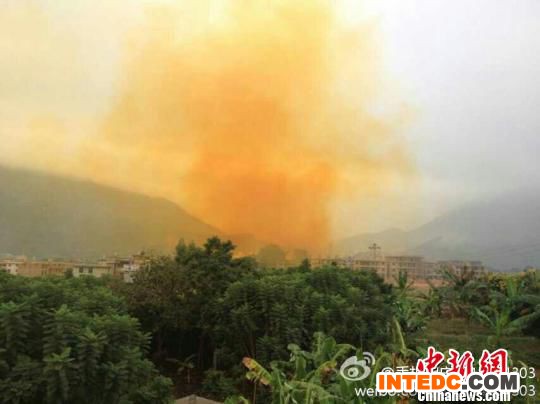 福建华安一化工厂排黄烟黑水村民质疑环保不达标