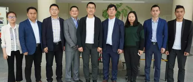 英国客户曾耀光来华运洽谈业务