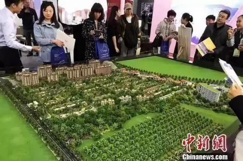 资料图:民众在2017年北京春季房展会上的某楼盘展台咨询。<a target='_blank' href='http://www.chinanews.com/' _fcksavedurl='http://www.chinanews.com/' >中新网</a> 程春雨 摄 资料图:民众在2017年北京春季房展会上的某楼盘展台咨询。<a target='_blank' href='http://www.chinanews.com/' _fcksavedurl='http://www.chinanews.com/' >中新网</a> 程春雨 摄