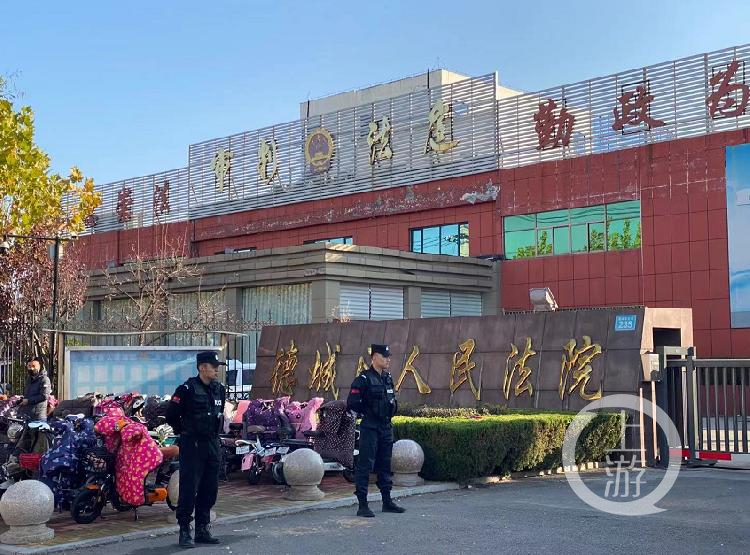 11月20日，德州前首富张洪波在被抓三年半后在德州德城区人民法院受审。 本文图片均来自上游新闻<BR/> 